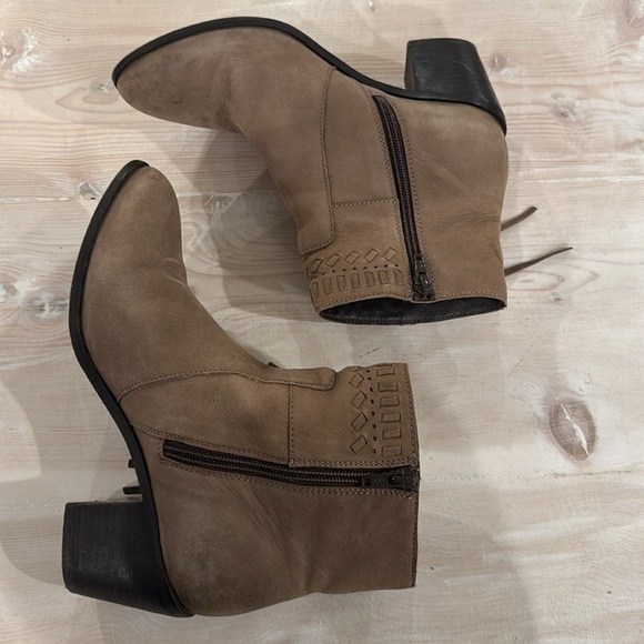 MÍA brown fringe boots - Picture 4 of 9